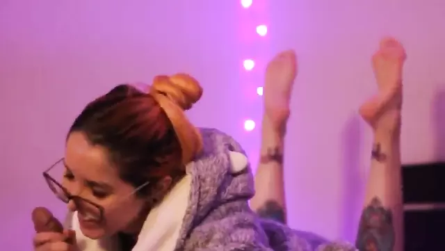 Рыжая девушка красиво сосет член любимого